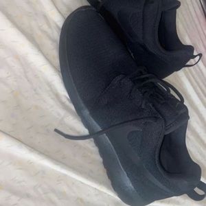 Black Nike Roshe. Size 8.5